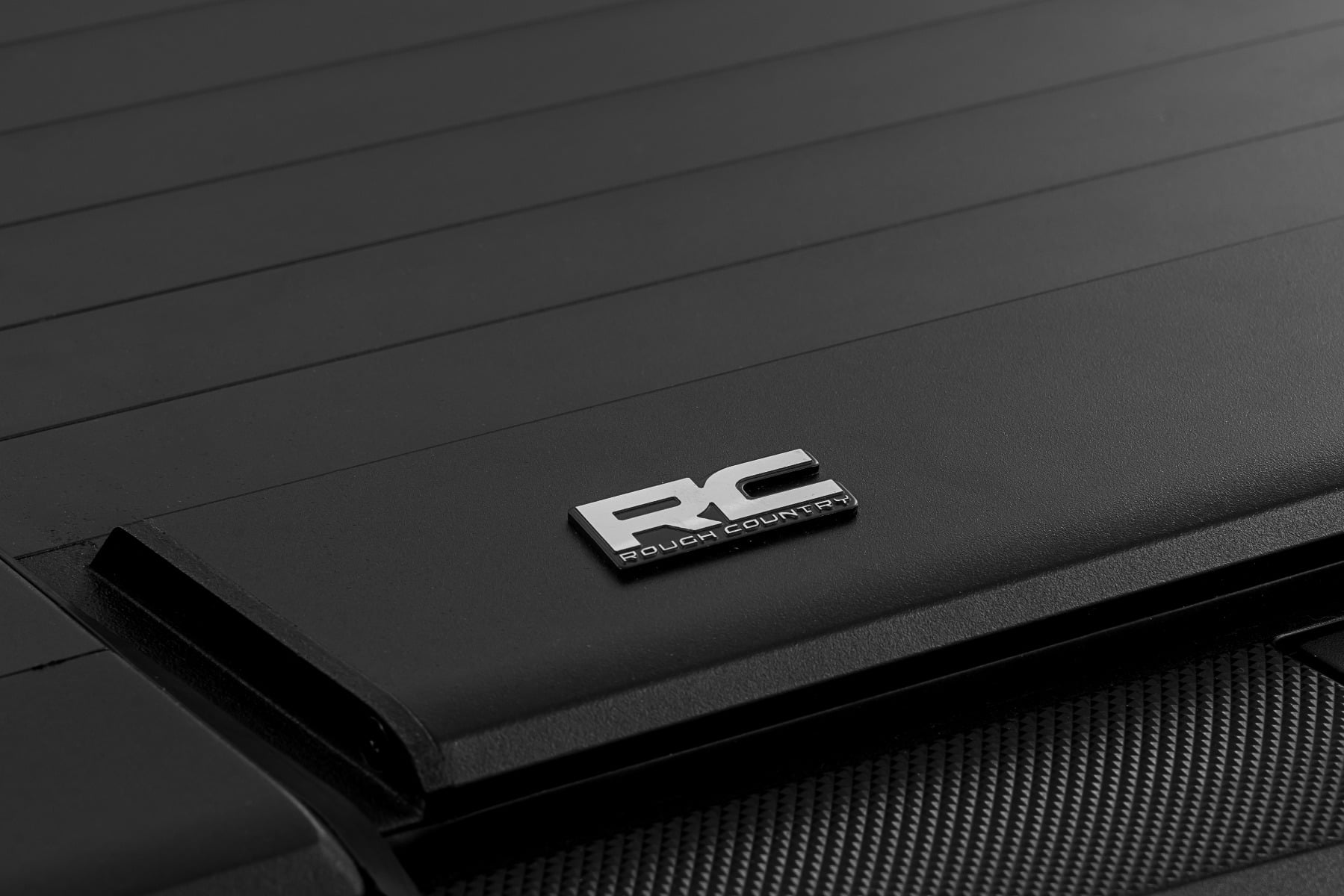 Manual Retractable Bed Cover | 6'9" Bed | Chevy/GMC 2500HD/3500HD (20-26) - Bed Covers (Image 6 of 6)