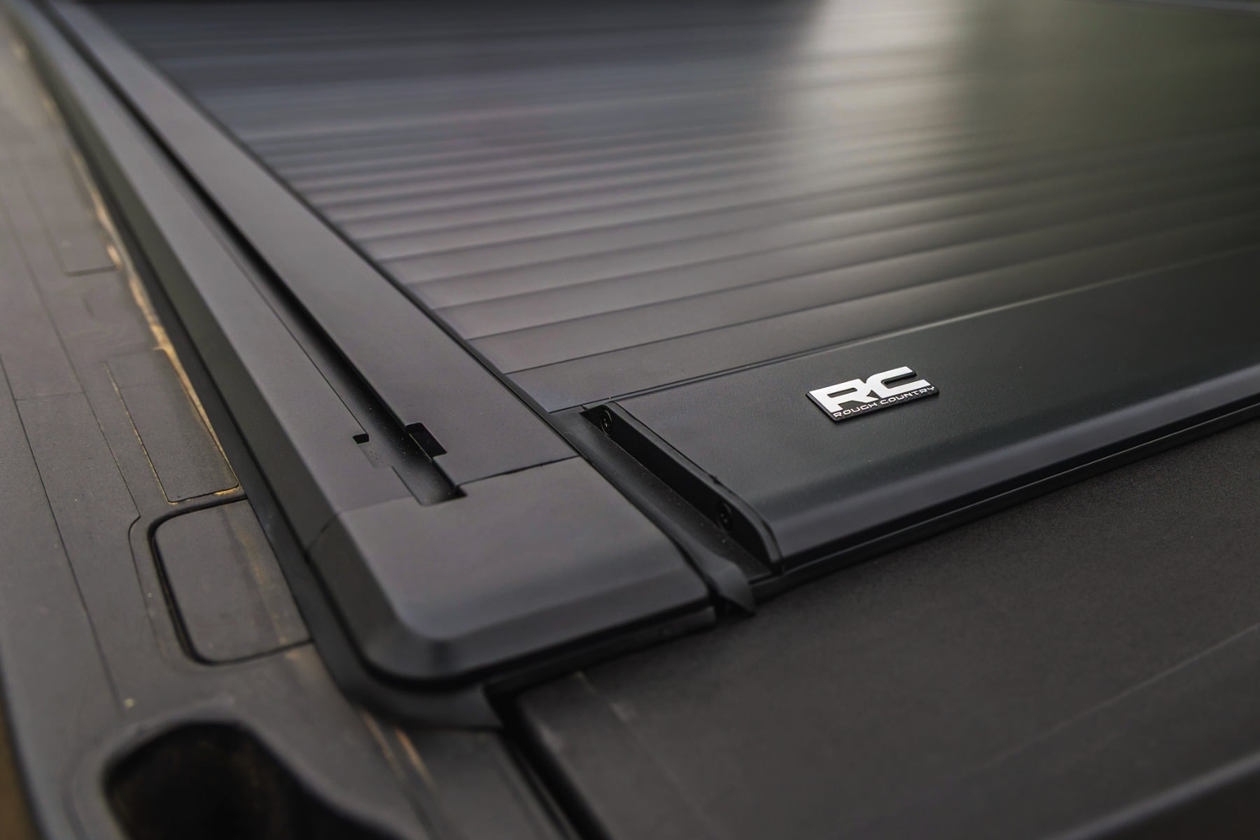 Manual Retractable Bed Cover | 6'10" Bed | Ford F-250/F-350 Super Duty (17-26) - Bed Covers (Image 4 of 6)