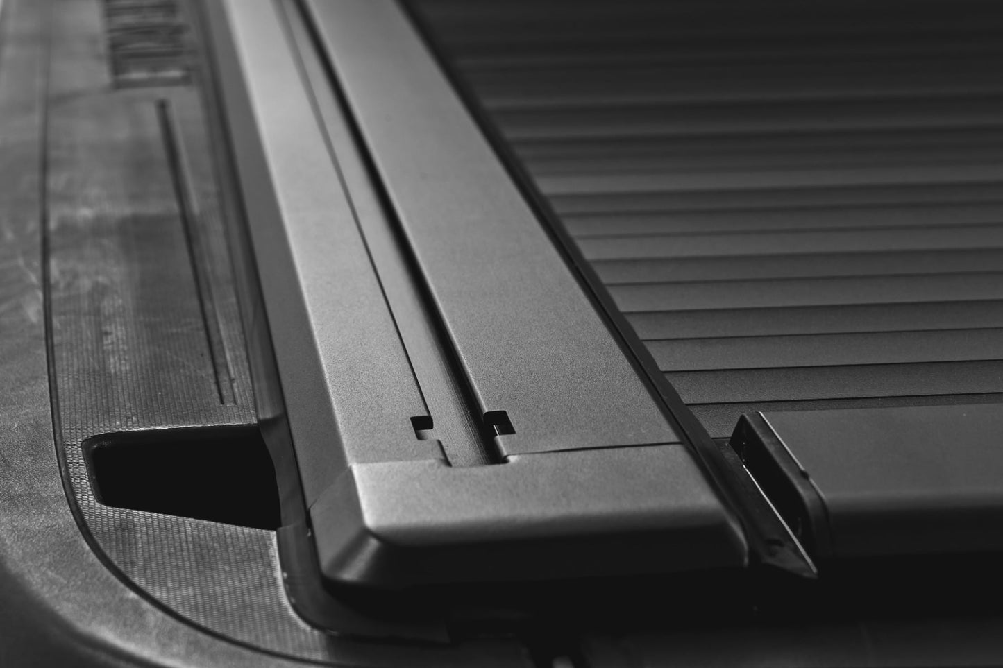 Manual Retractable Bed Cover | 5'9" Bed | Chevy/GMC 1500 (14-18 & Classic) - Bed Covers (Image 5 of 6)