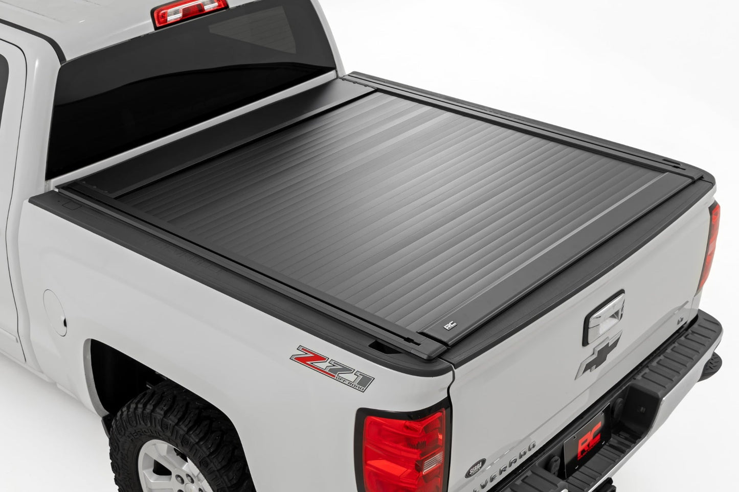 Manual Retractable Bed Cover | 5'9" Bed | Chevy/GMC 1500 (14-18 & Classic) - Bed Covers (Image 1 of 6)