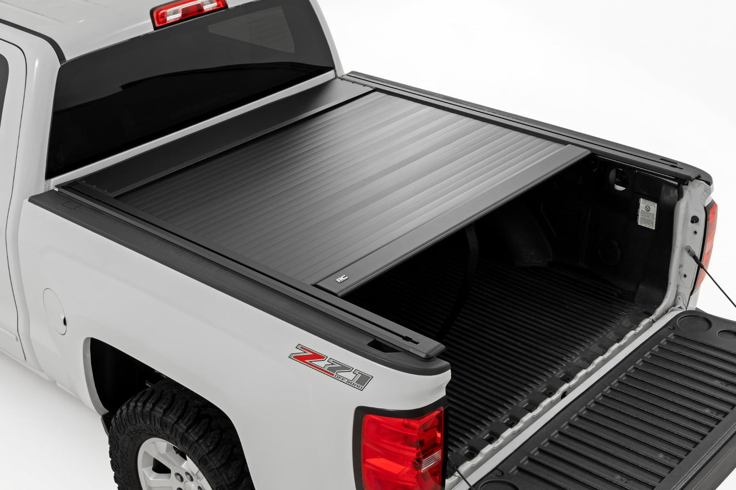 Manual Retractable Bed Cover | 5'9" Bed | Chevy/GMC 1500 (14-18 & Classic) - Bed Covers (Image 2 of 6)