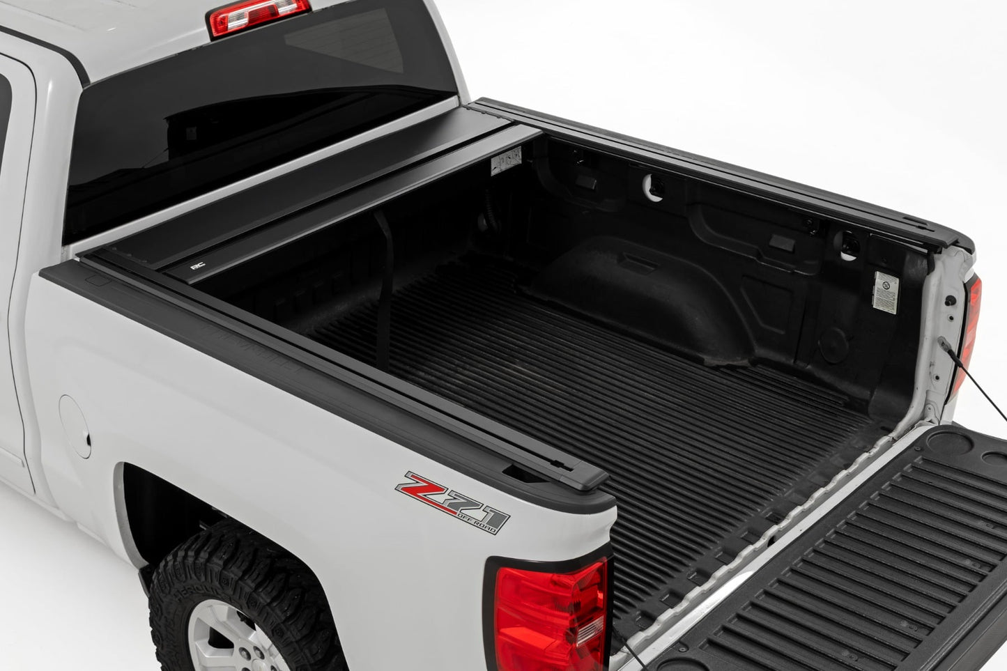 Manual Retractable Bed Cover | 5'9" Bed | Chevy/GMC 1500 (14-18 & Classic) - Bed Covers (Image 3 of 6)