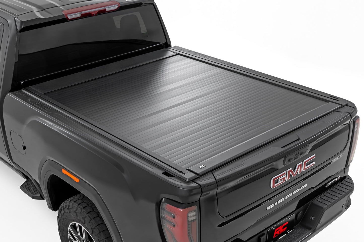 Manual Retractable Bed Cover | 6'9" Bed | Chevy/GMC 2500HD/3500HD (20-26) - Bed Covers (Image 1 of 6)