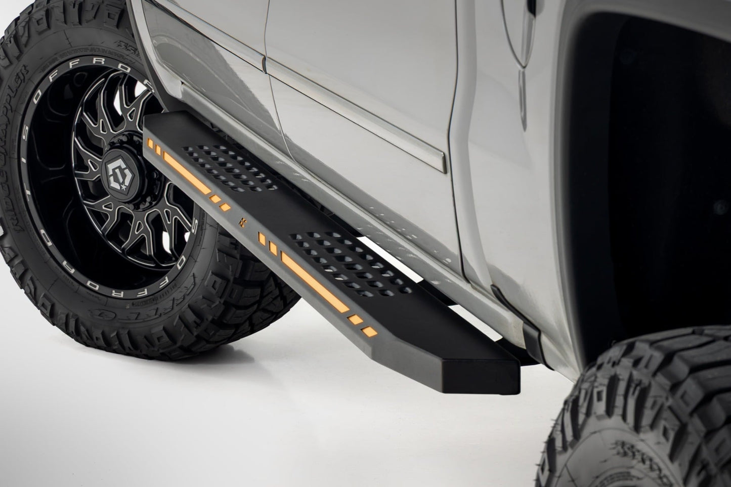 AC2 Running Boards | Amber/White | Crew Cab | Chevy/GMC 1500 (07-18) - Steps & Runningboard (Image 1 of 6)