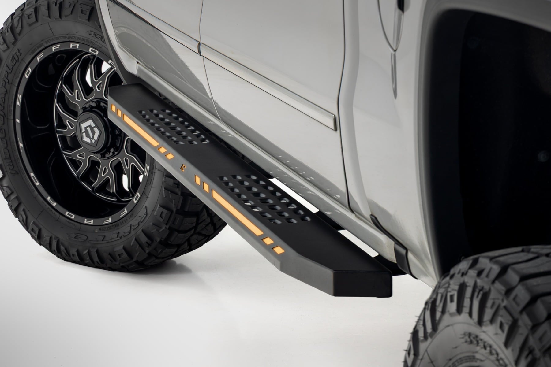 AC2 Running Boards | Amber/White | Crew Cab | Chevy/GMC 1500 (07-18) - Steps & Runningboard (Image 1 of 6)