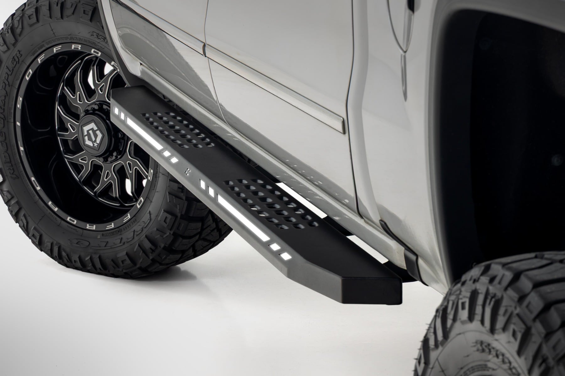 AC2 Running Boards | Amber/White | Crew Cab | Chevy/GMC 1500 (07-18) - Steps & Runningboard (Image 2 of 6)