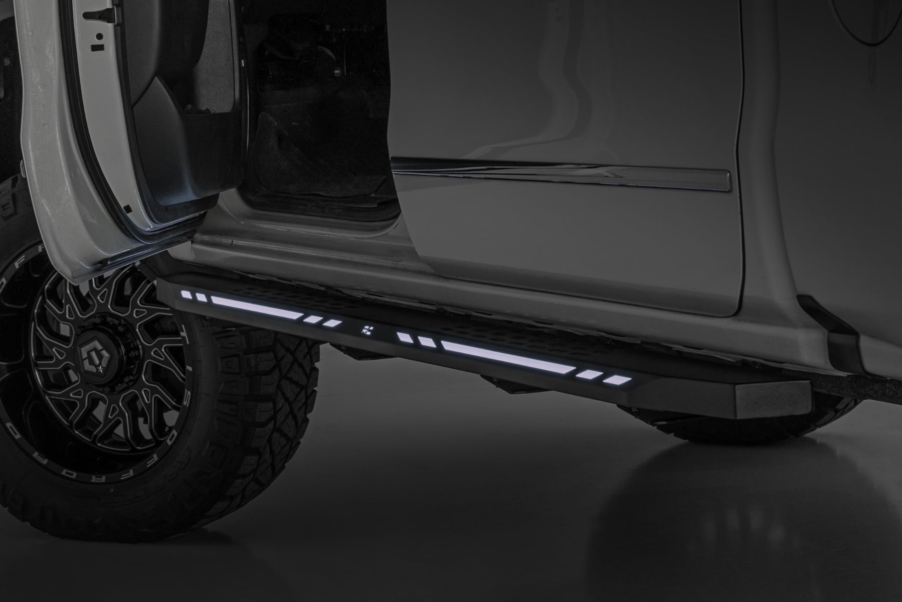 AC2 Running Boards | Amber/White | Crew Cab | Chevy/GMC 1500 (07-18) - Steps & Runningboard (Image 6 of 6)