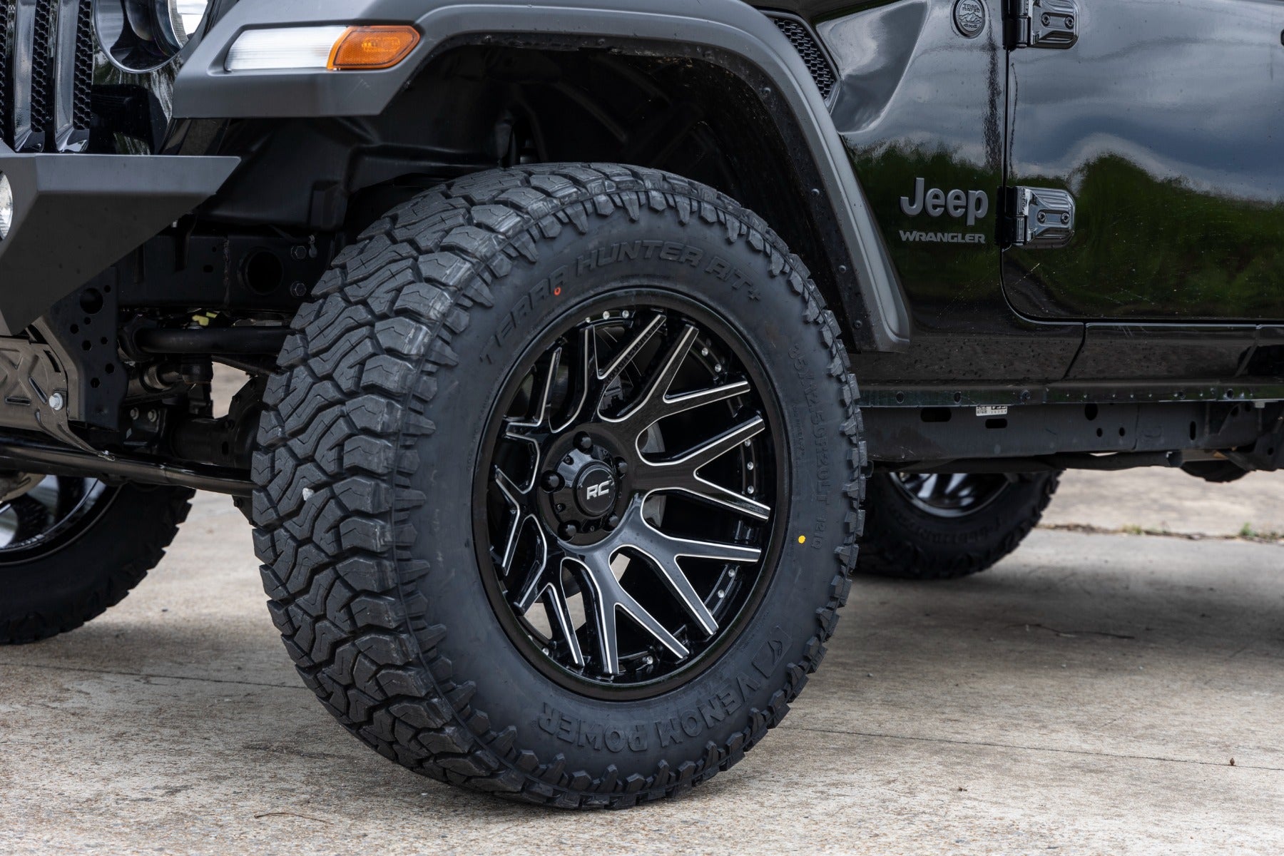 Rough Country 95 Series Wheel | Machined One-Piece | Gloss Black | 20x10 | 5x5 | -19mm - RC Wheels (Image 4 of 6)